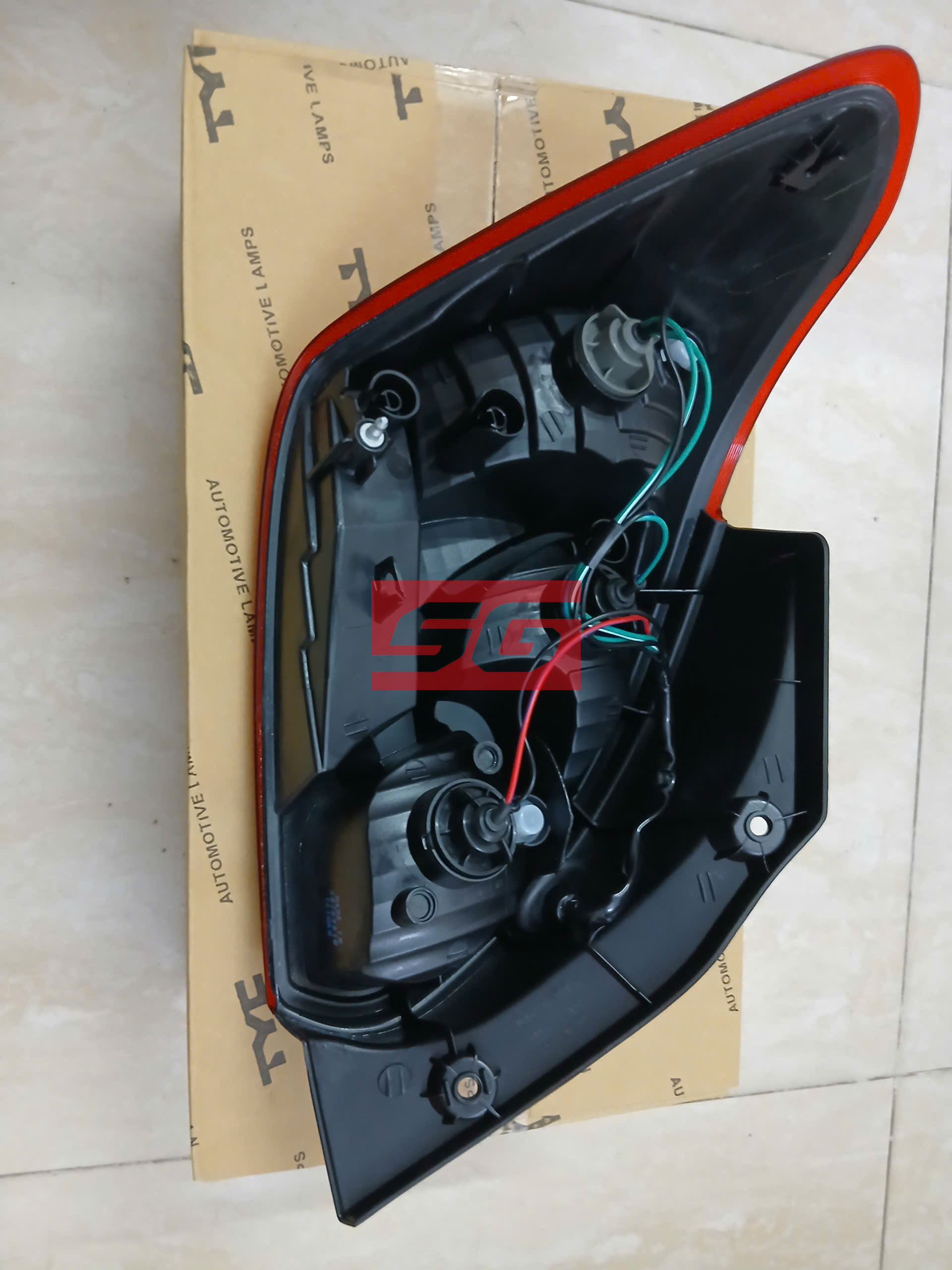 ĐÈN HẬU TRÁI MITSUBISHI MIRAGE 2016 | 8330A780