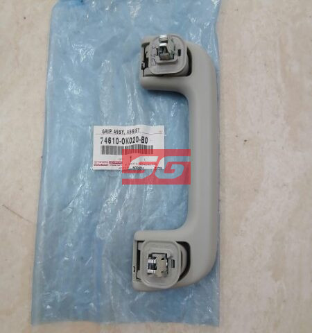 TAY NẮM TRẦN SAU TOYOTA FORTUNER | 746100K020B0