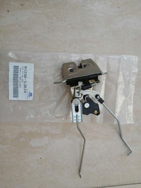 Ổ NGẬM CỐP SAU HYUNDAI I20 1.4 AT | 812301J010