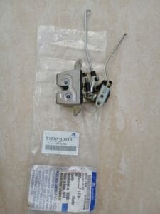 Ổ NGẬM CỐP SAU HYUNDAI I20 1.4 AT | 812301J010