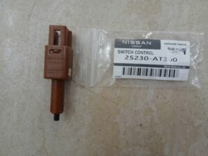 CÔNG TẮC ĐÈN PHANH NISSAN NAVARA 2010 | 25300AT300