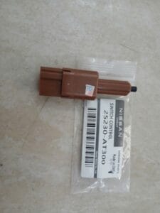 CÔNG TẮC ĐÈN PHANH NISSAN NAVARA 2010 | 25300AT300