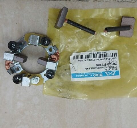 CHỔI (GIÁ) THAN ĐỀ TOYOTA CROSS | 2814054380