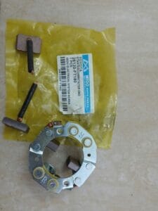 CHỔI (GIÁ) THAN ĐỀ TOYOTA CROSS | 2814054380