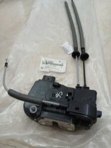 Ổ NGẬM CÁNH CỬA TRƯỚC TRÁI HYUNDAI SONATA 2009 | 813203S000