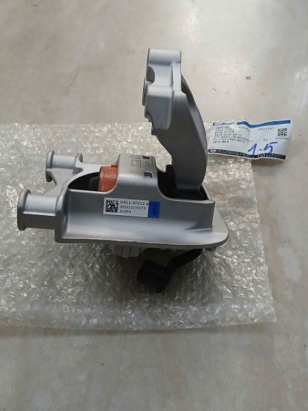 CHÂN MÁY PHẢI FORD ECOSPORT 1.0 2020 | GN116F012AC