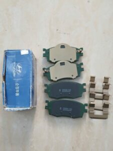 BỐ THẮNG TRƯỚC HYUNDAI VERNA 2009 | 581011GA00