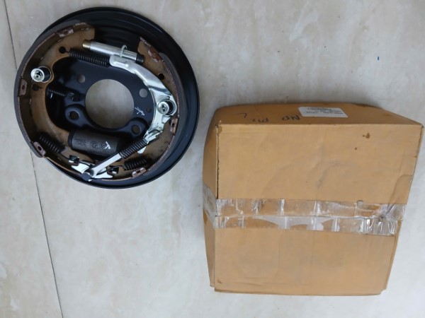 MÂM DỪNG PHANH SAU XE HYUNDAI PORTER 2 2012 | 583004F000